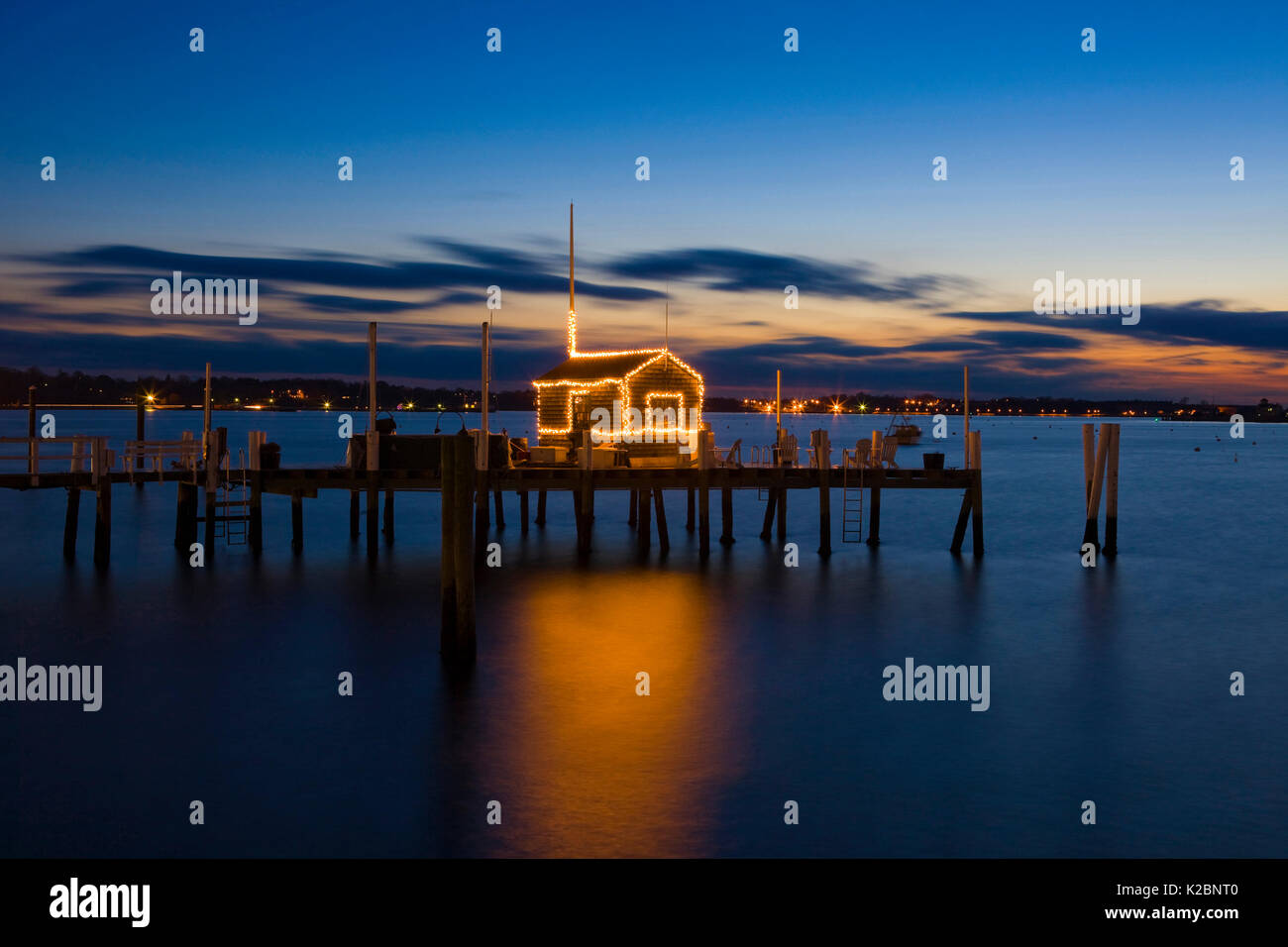 Pier illumintated la nuit sur la côte de Newport, Rhode Island, USA. Décembre 2008. Banque D'Images