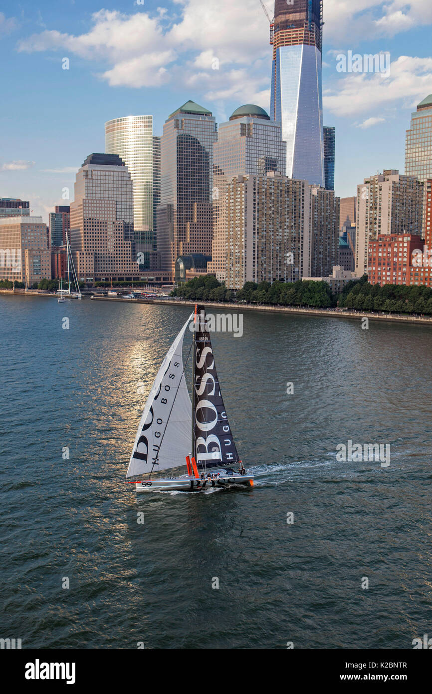 Alex Thomson racing sur le bateau de course, Hugo Boss à New York City, USA. Juillet 2012. Banque D'Images