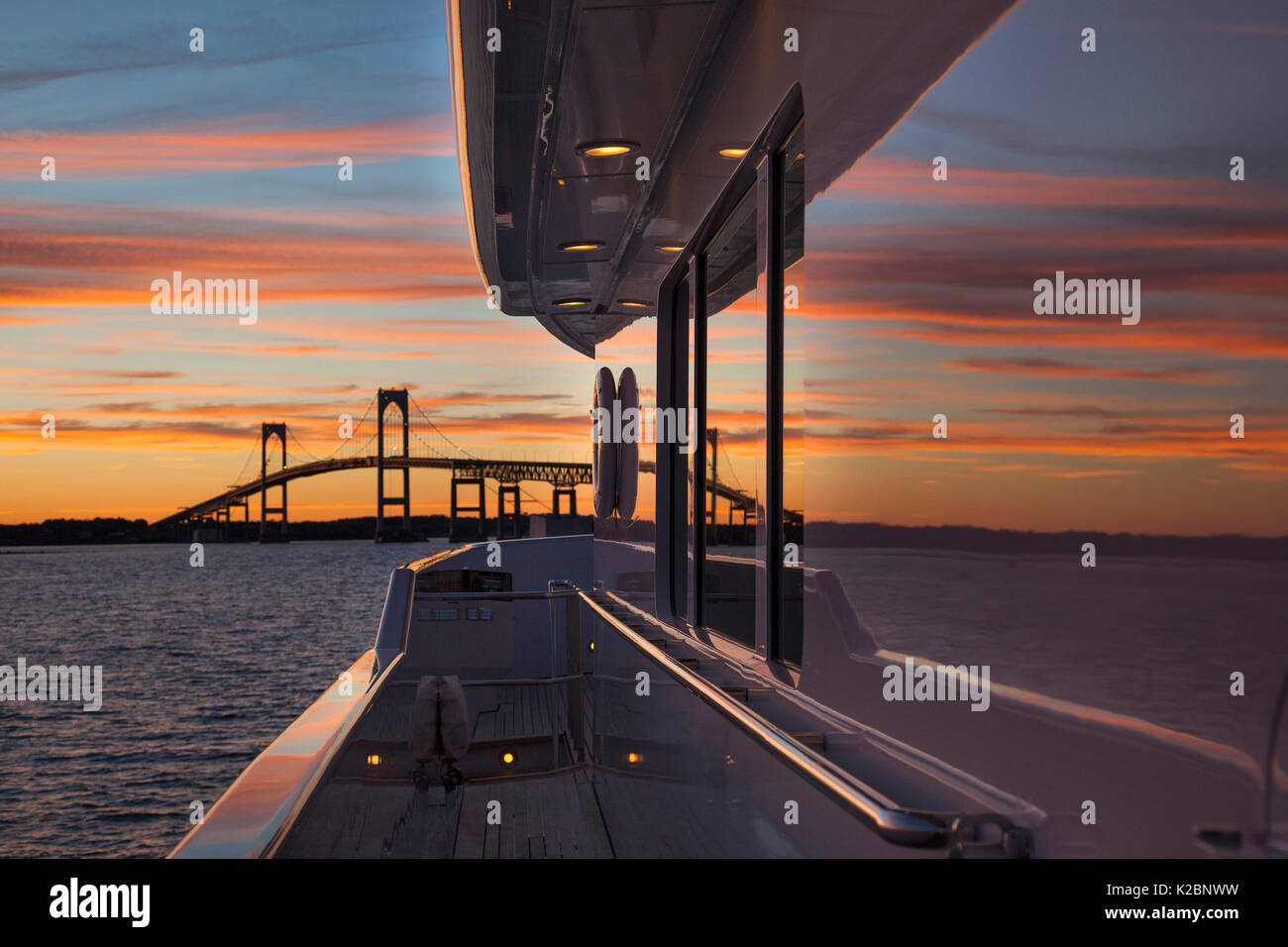 Claiborne Pell pont de Newport au coucher du soleil vu de Yacht de Chantal Ma vue à Newport, Rhode Island, USA. Septembre 2012. Banque D'Images