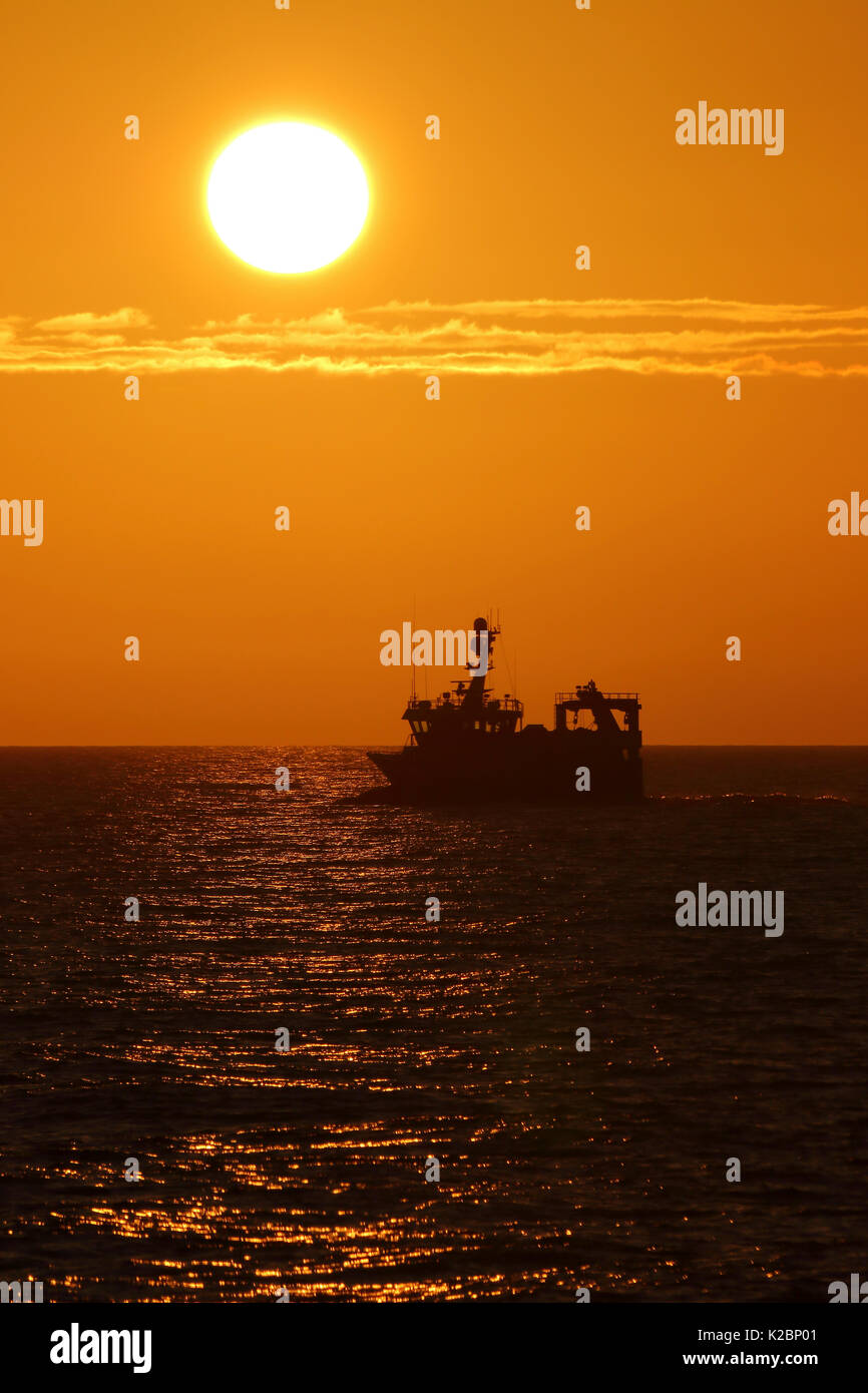 Soleil sur navire de pêche. Mer du Nord, août 2015. Parution de la propriété. Banque D'Images