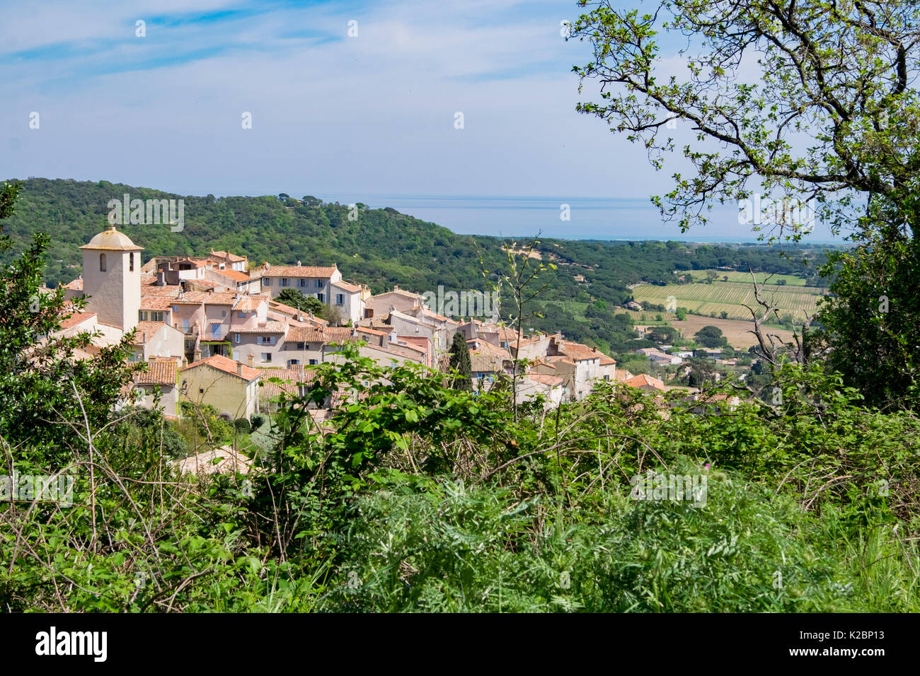 Vue panoramique sur le village provençal de Ramatuelle sur la côte d'Azur Banque D'Images