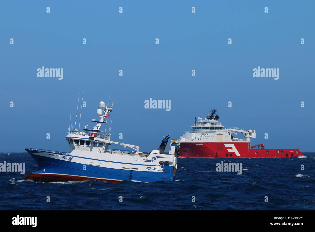 Deux bateaux de pêche dans la mer du Nord, juin 2015. Banque D'Images
