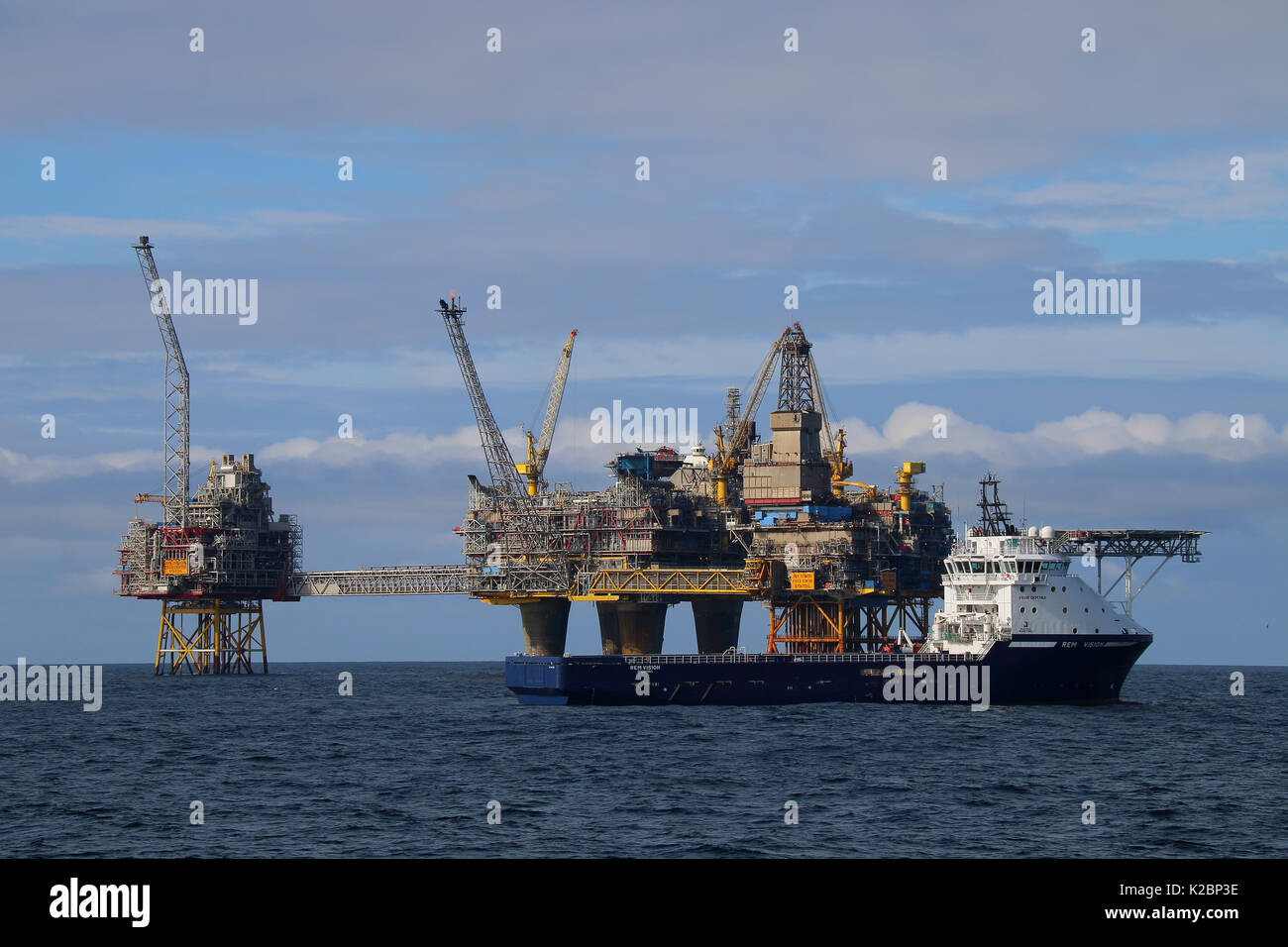 La vision d'un navire d'approvisionnement rem présent à Oseberg Oilfield, Mer du Nord, mai 2015. Banque D'Images