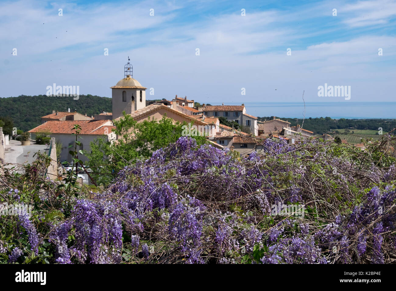 Vue panoramique sur le village provençal de Ramatuelle sur la côte d'Azur de glycine en fleur au printemps Banque D'Images