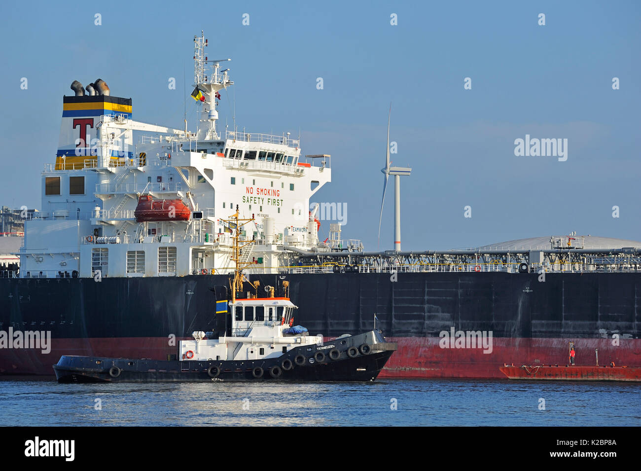 Remorqueur et pétrolier dans le port de Gand, Belgique, Europe. Juin 2011. Banque D'Images