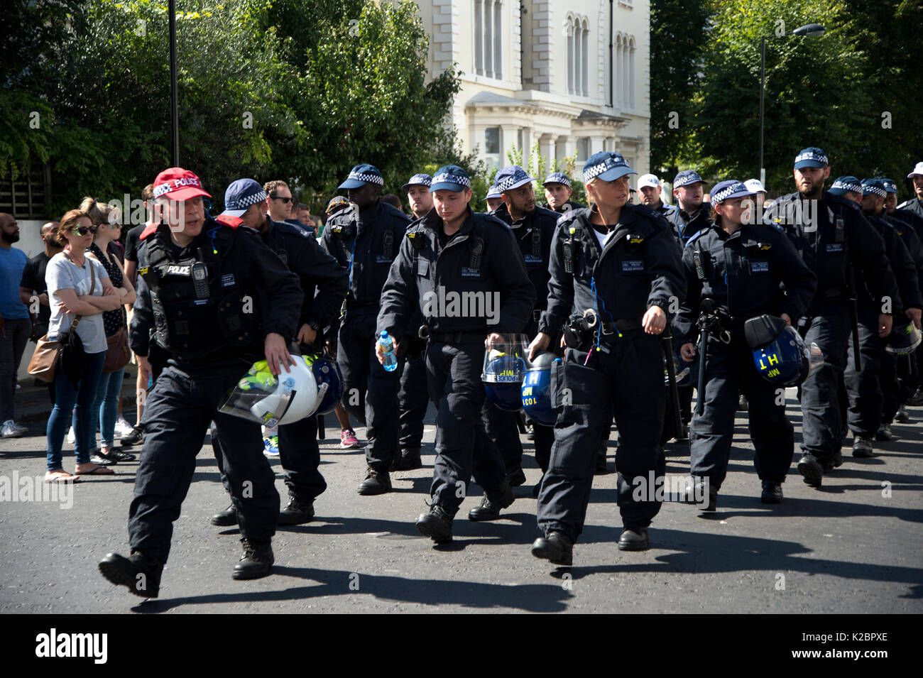Août 2017 carnaval de Notting Hill. Un groupe de forces spéciales de la police (SPG) mars à la parade des casques comptable Banque D'Images