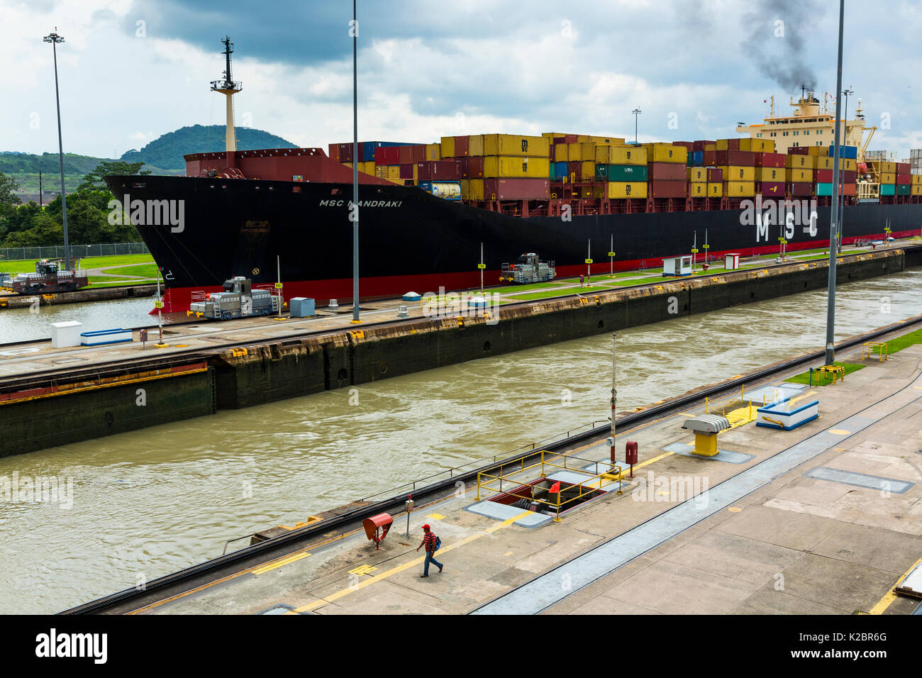 Porte-conteneurs transitant par le Canal de Panama, Panama, Panama, Amérique centrale. Tous les non-usages de rédaction doivent être effacés individuellement. Banque D'Images