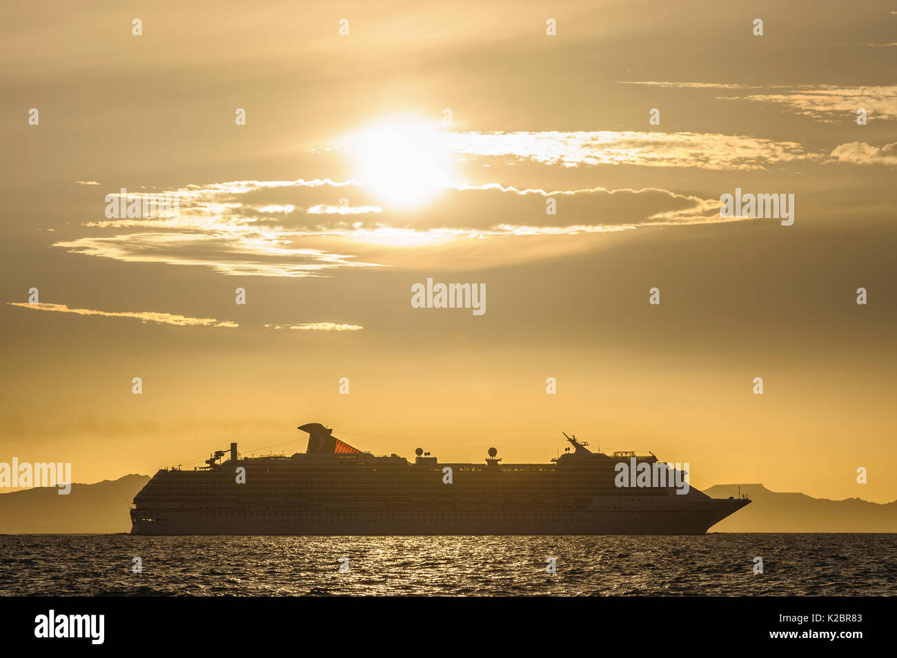 Bateau de croisière Carnival 'esprit' au coucher du soleil, Golfe de Californie, au Mexique. Tous les non-usages de rédaction doivent être effacés individuellement. Banque D'Images