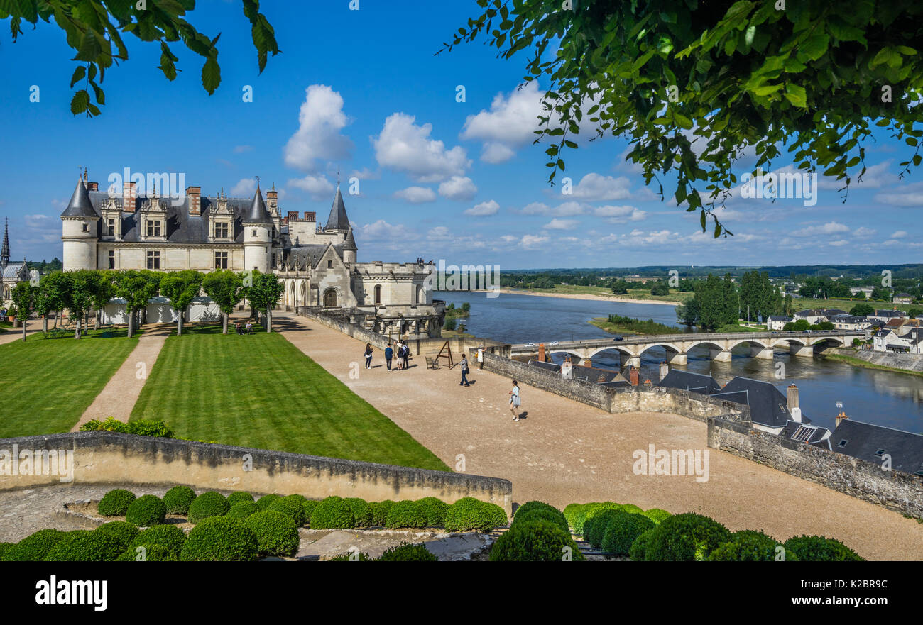 La France, l'Center-Val de Loire, Amboise, Château Royal Château d'Amboise, vue de la résidence royale à partir de la terrasse jardin Renaissance Naples Banque D'Images