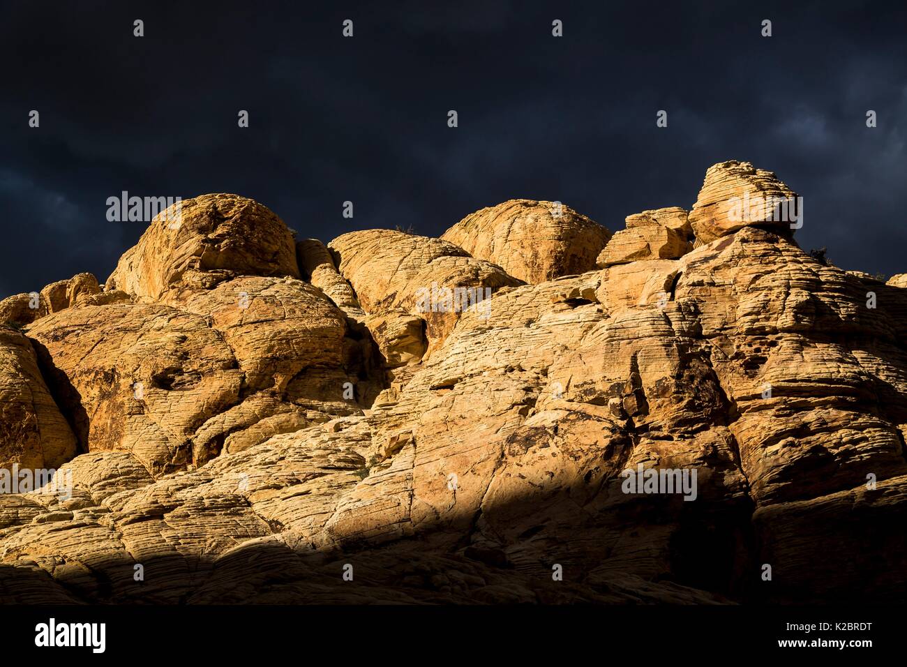Des formations de roche rouge de nuit au Red Rock Canyon National Conservation Area, 29 septembre 2016 près de Las Vegas, Nevada. Banque D'Images
