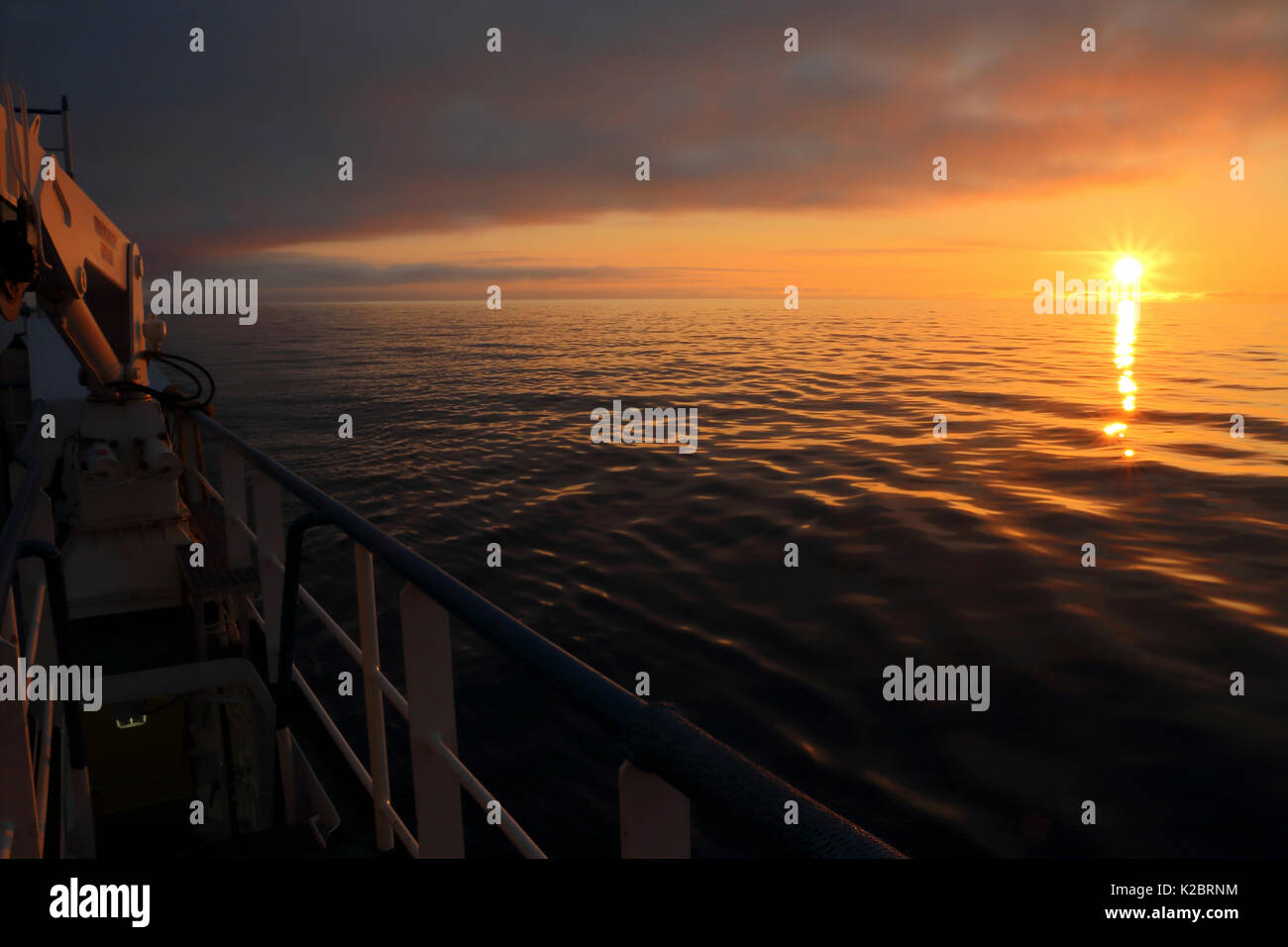 Vue depuis un bateau de pêche de soleil sur la mer du Nord, septembre 2014. Tous les non-usages de rédaction doivent être effacés individuellement. Banque D'Images