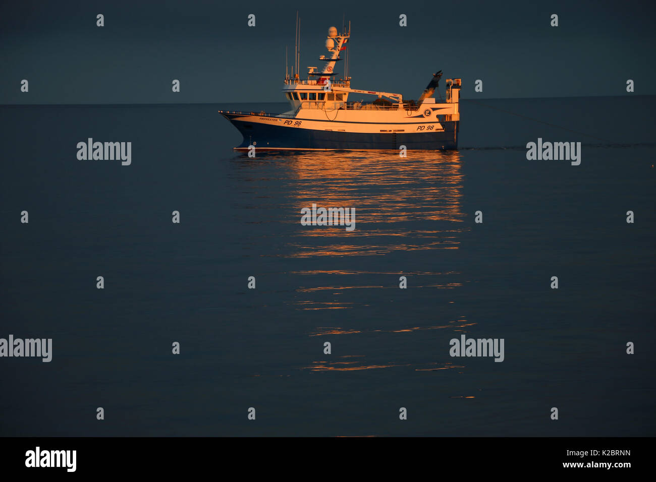 Bateau de pêche '' au coucher du soleil sur l'eau calme, Mer du Nord, septembre 2014. Tous les non-usages de rédaction doivent être effacés individuellement. Banque D'Images