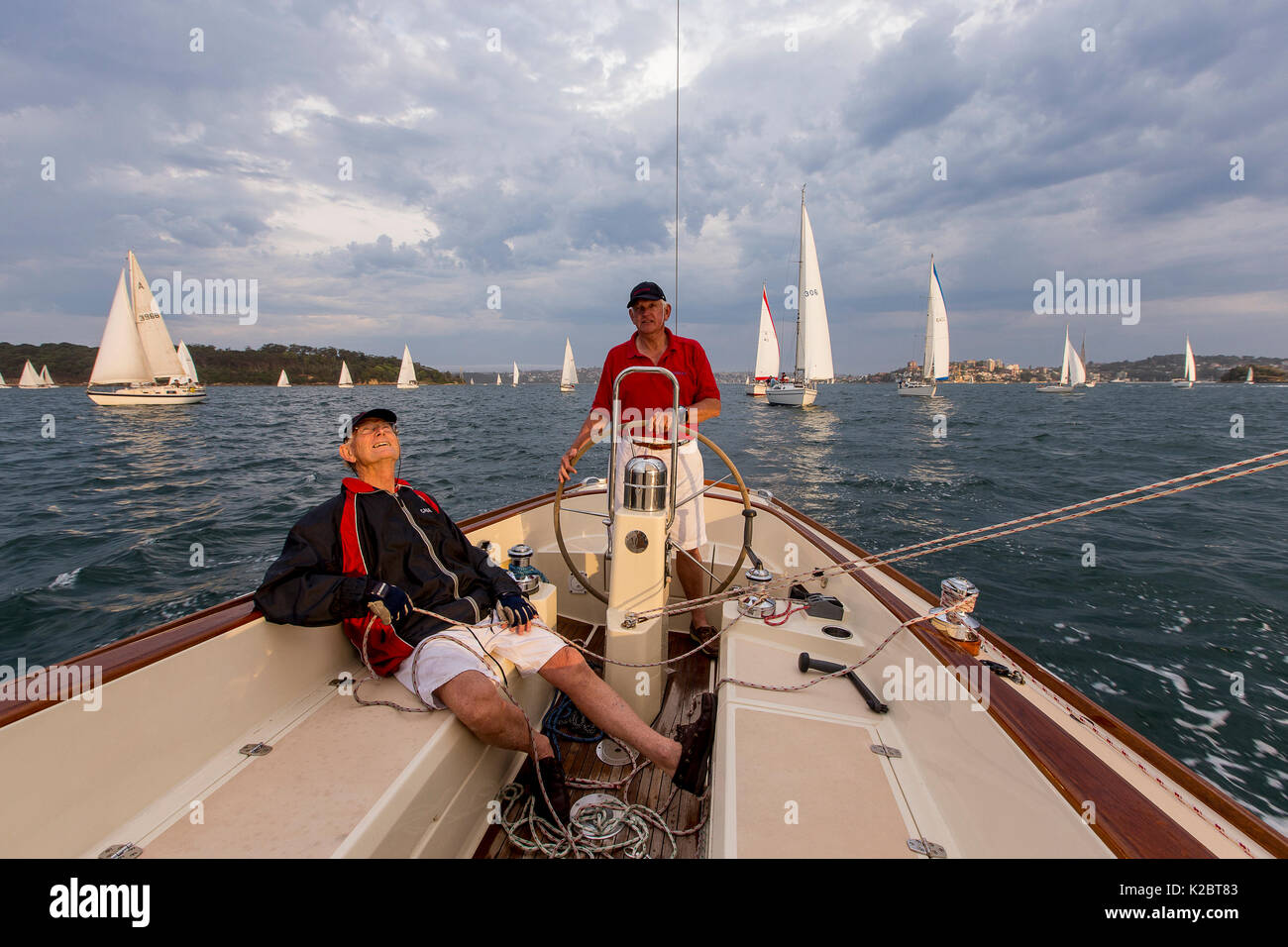 Deux hommes se détendre sur un yacht de luxe dans le port de Sydney, Nouvelle Galles du Sud, Australie, octobre 2012. Tous les non-usages de rédaction doivent être effacés individuellement. Banque D'Images