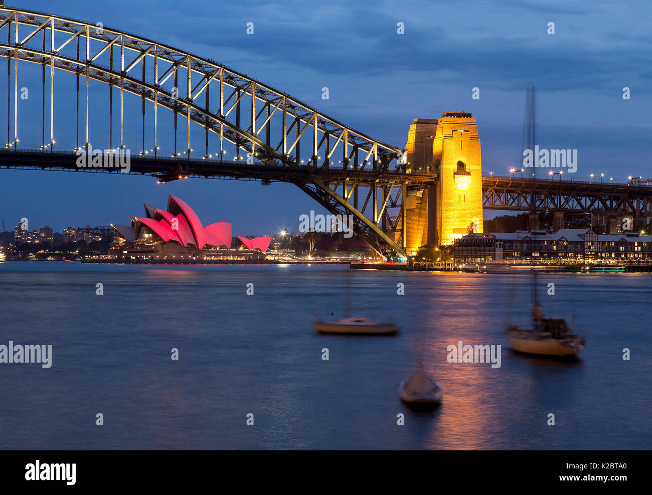 Le port de Sydney la nuit, en regardant vers l'Opéra et le Harbour Bridge, New South Wales, Australie, octobre 2012. Banque D'Images