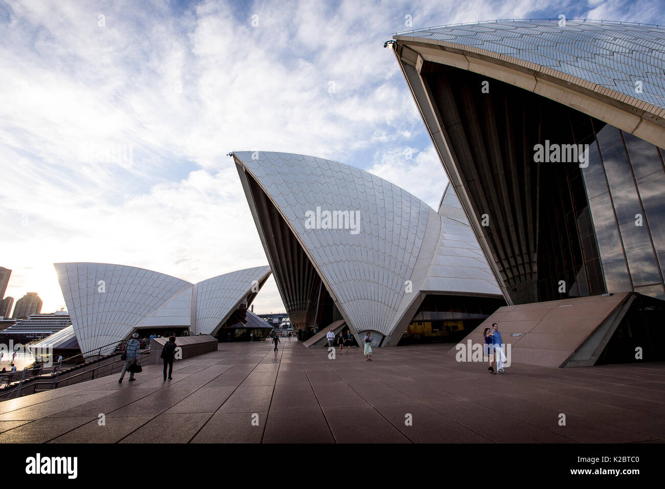 Les touristes à pied autour de l'Opéra de Sydney au crépuscule, New South Wales, Australie, novembre 2012. Tous les non-usages de rédaction doivent être effacés individuellement. Banque D'Images