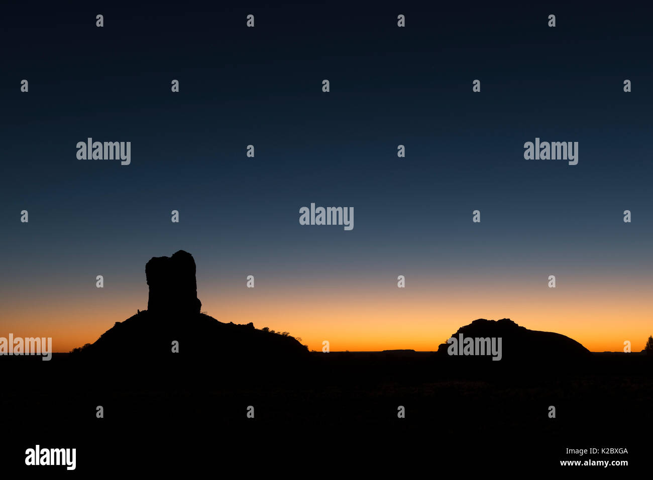 Silhouette de Chambers pilier avec fonction de persistance de coucher du soleil. Pilier de la Réserve, chambres historiques du Territoire du Nord, Australie. Janvier 2013 Banque D'Images