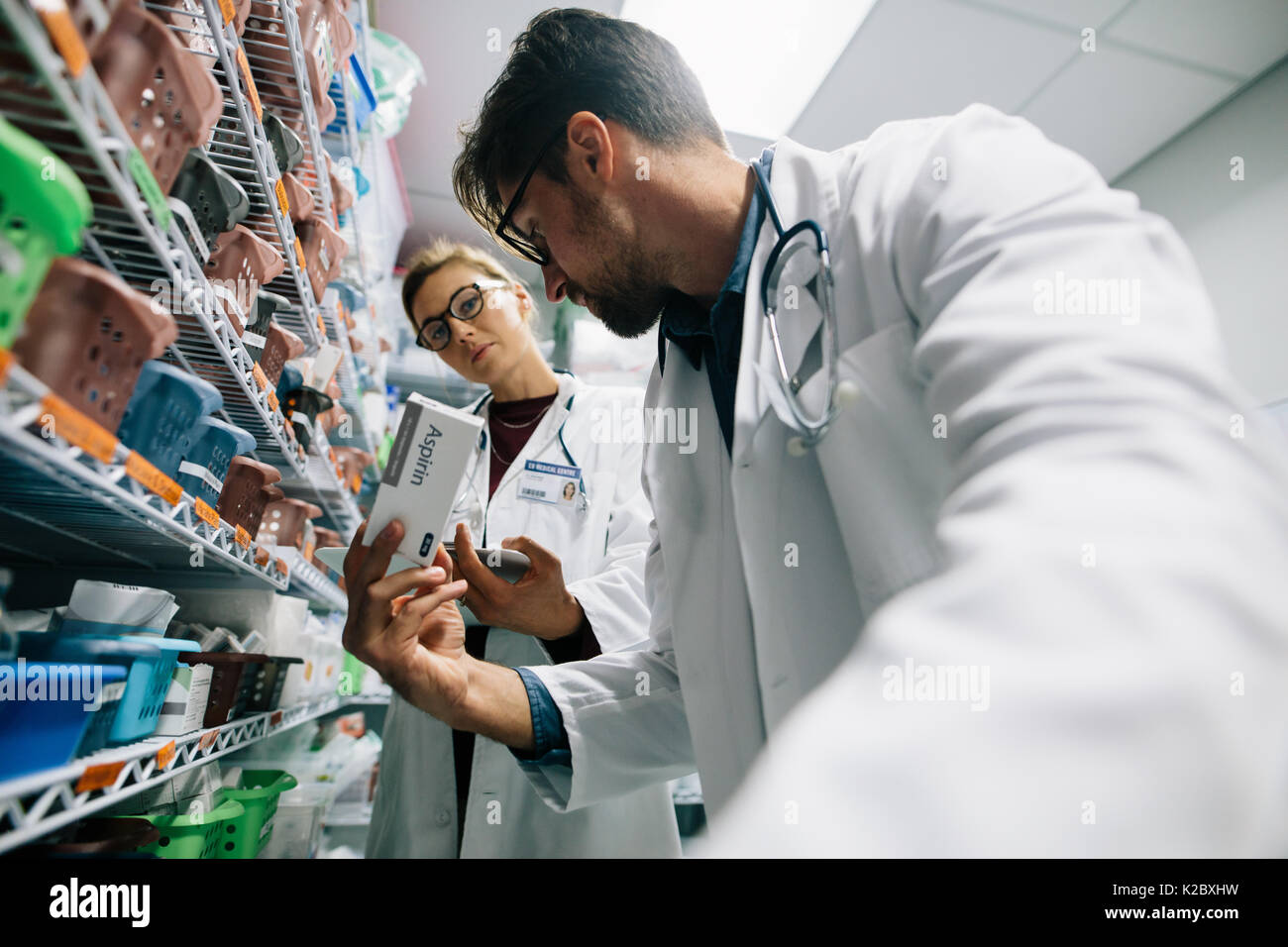 Deux médecins à l'hôpital à la médecine prescrite. Le personnel médical l'ensemencement à pharmacie. Banque D'Images