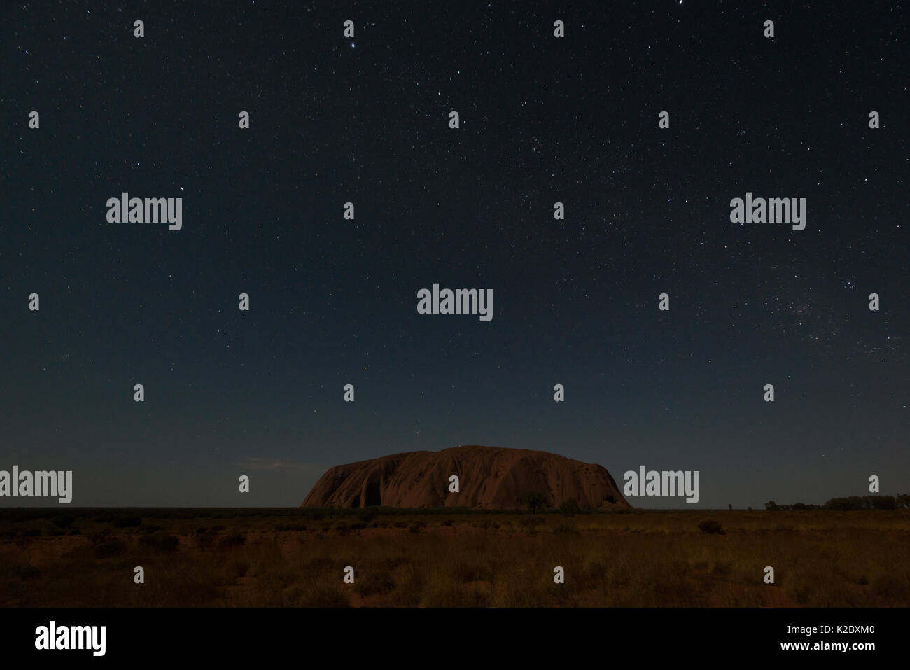 L'Uluru / Ayers Rock sur nuit étoilée, Territoire du Nord, Australie. Janvier 2013 Banque D'Images