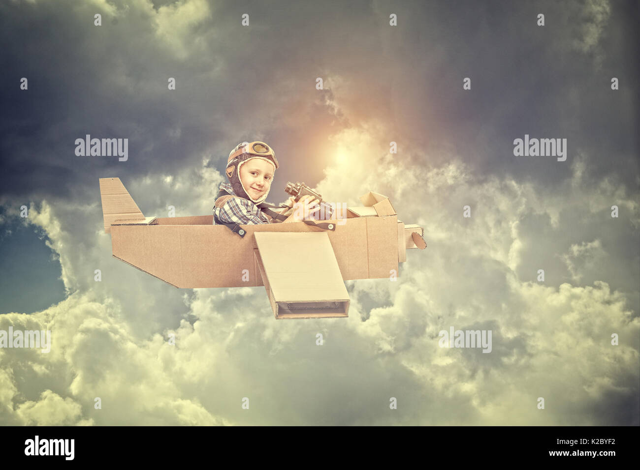 Sur carton enfant avion bricolage nuages de fond Banque D'Images