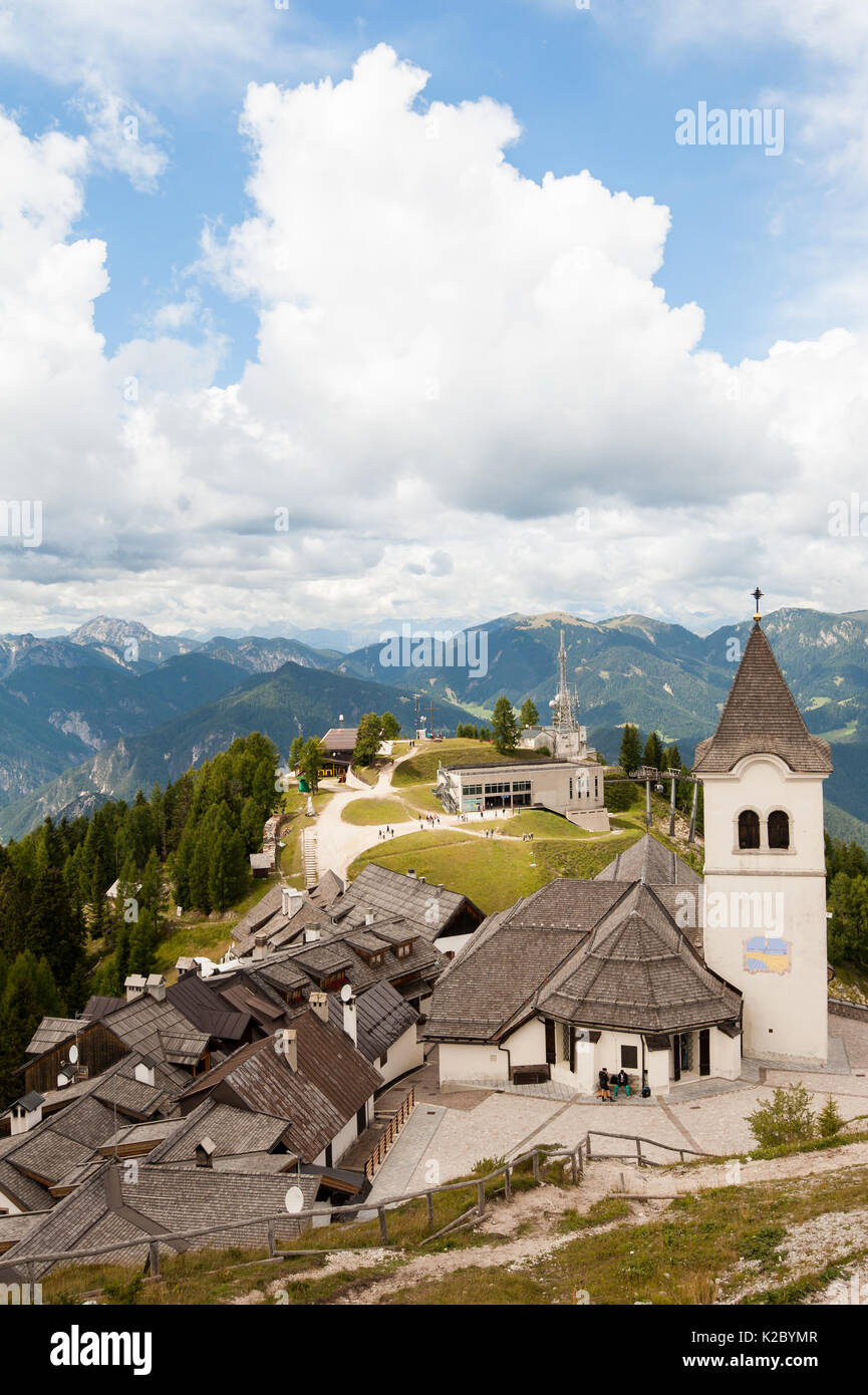 Beatifull mountain paysage avec village typique ,église et Beffroi. Monte Lussari Italie Banque D'Images