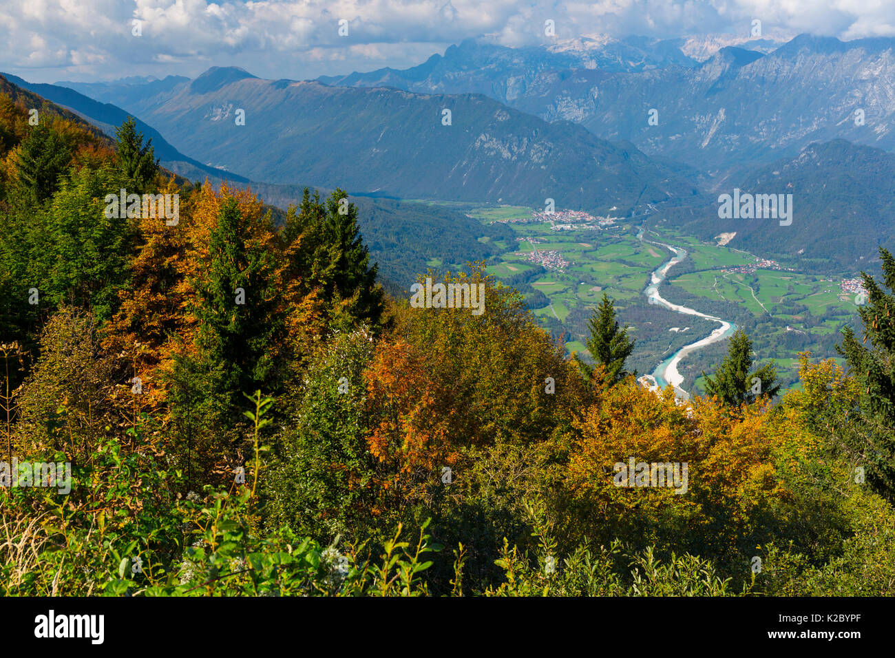 Kobarid et la rivière Soca dans la vallée de la soca, les Alpes Juliennes, en Slovénie, octobre 2014. Banque D'Images