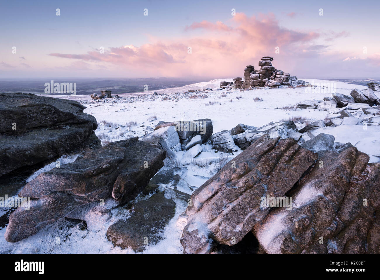 Grand Tor discontinues au lever du soleil après les chutes de neige, Dartmoor National Park, Devon, UK. Janvier 2015. Banque D'Images