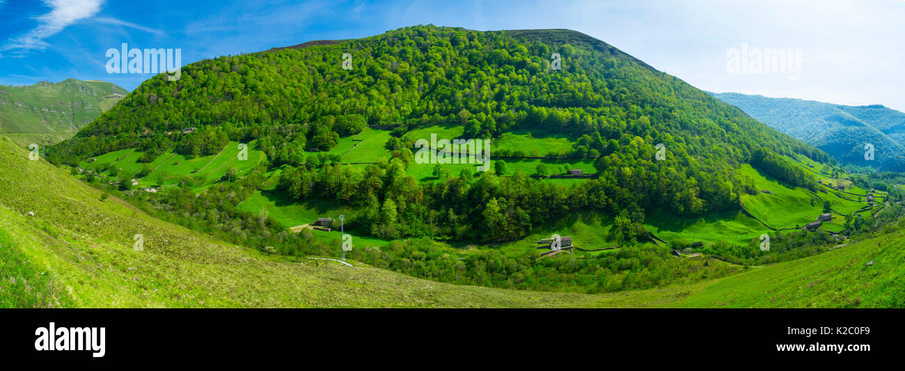 Vue sur le paysage autour de Vega de Pas, Valles Pasiegos, Cantabria, Espagne, mai 2015. Banque D'Images