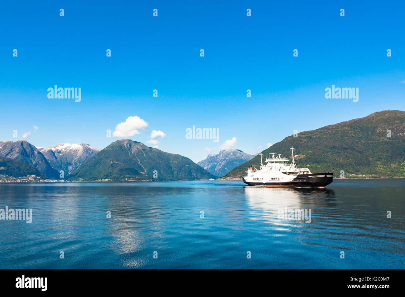 Traversiers Fjord1 Ivar Aasen près de Vangsnes village. Banque D'Images