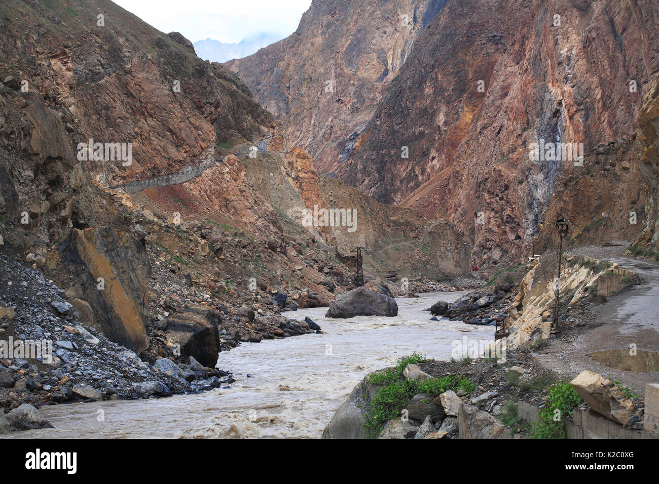 La Gorge de la rivière Pyandzh le long de la frontière entre le Tadjikistan (droite) - L'Afghanistan (à gauche) de la région de Badakhshan, Pamir, l'Asie centrale. De juin. Banque D'Images