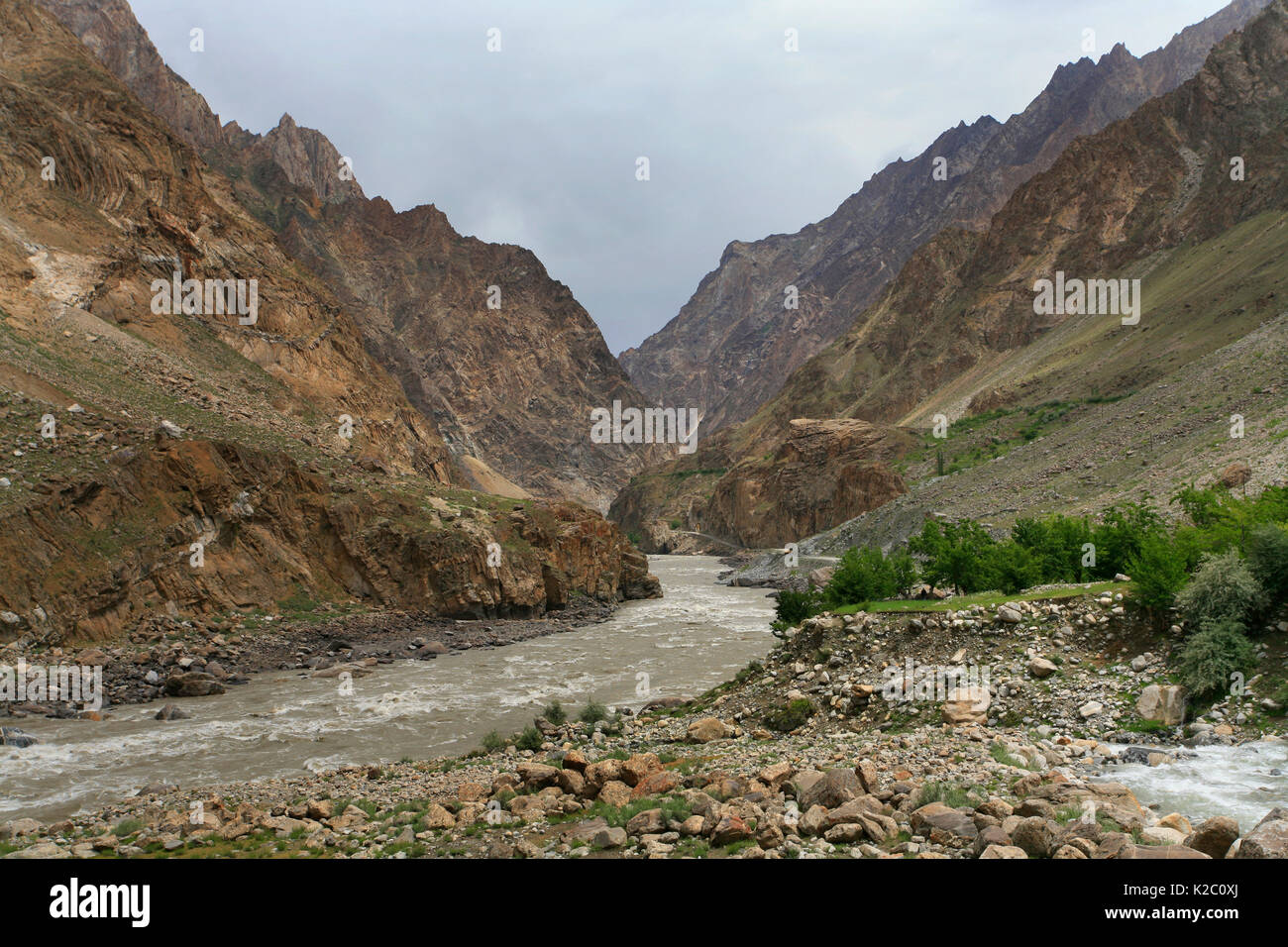 La Gorge de la rivière Pyandzh le long de la frontière entre le Tadjikistan (droite) - L'Afghanistan (à gauche) de la région de Badakhshan, Pamir, l'Asie centrale. De juin. Banque D'Images