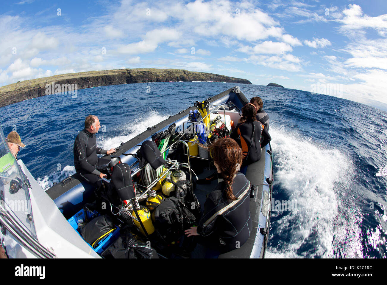 Groupe de plongeurs sur un zodiaque RIB, Santa Maria Petit lighthous à Formigas Islet, Açores, Portugal, Océan Atlantique, octobre 2012. Banque D'Images