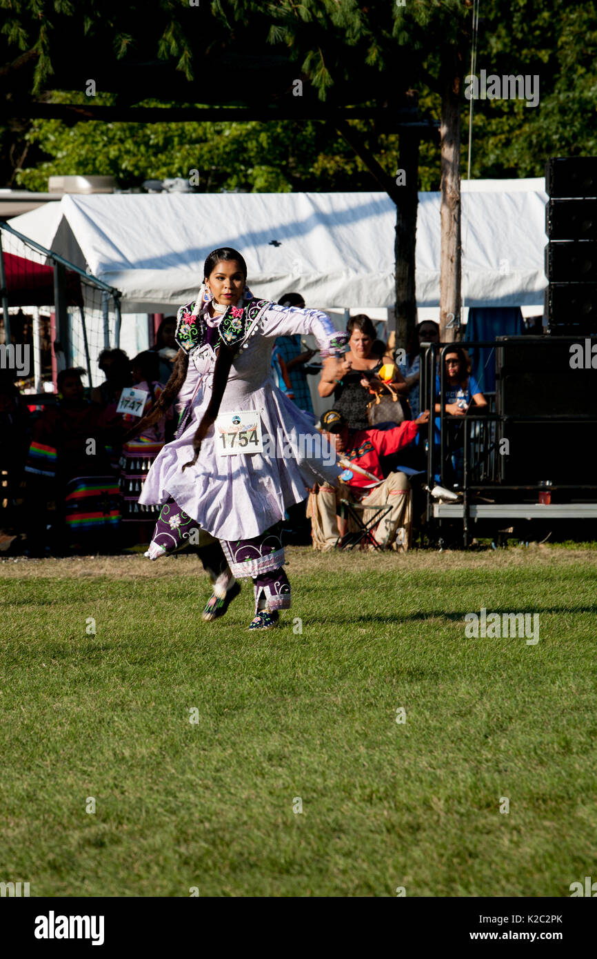 Une femme autochtone participe à la compétition de danse de fumée Banque D'Images