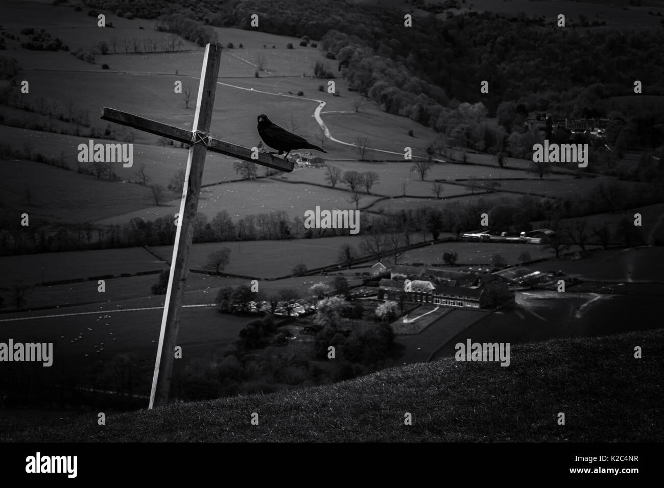 Croix et noir corbeau sur colline dans Davedale,Angleterre Banque D'Images Croix et noir corbeau sur colline dans Davedale,Angleterre Banque D'Images