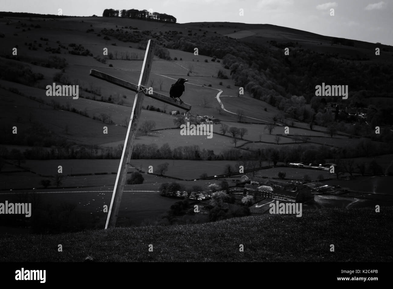 Croix et noir corbeau sur colline dans Davedale,Angleterre Banque D'Images Croix et noir corbeau sur colline dans Davedale,Angleterre Banque D'Images