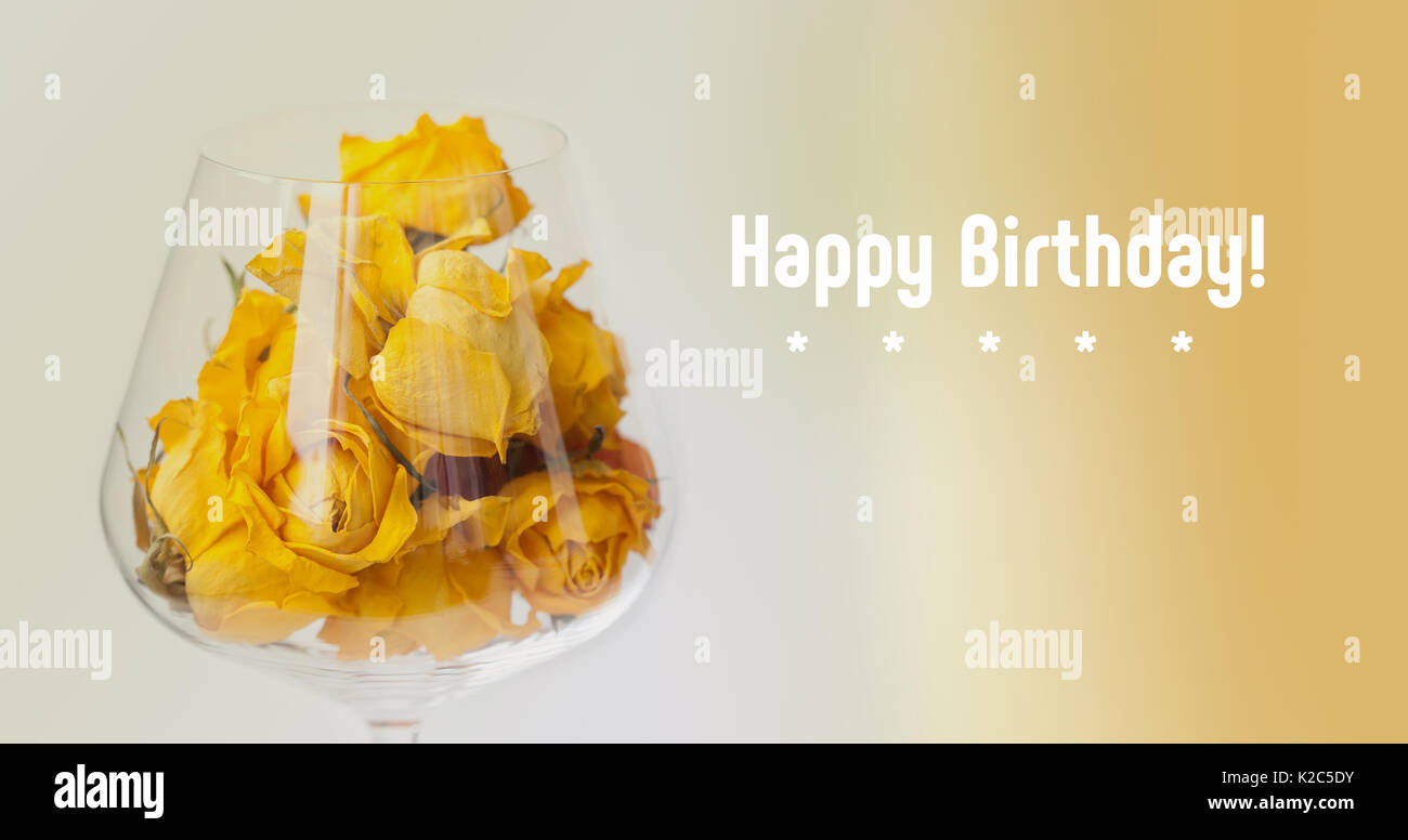 Joyeux Anniversaire Dans Un Champ De Fleurs Photo Stock Alamy