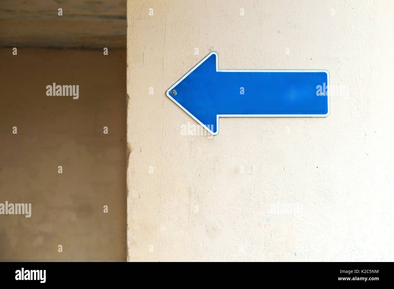 Un pointeur sur le nom de la rue, un signe sur le mur de l'édifice, sur la rue Banque D'Images