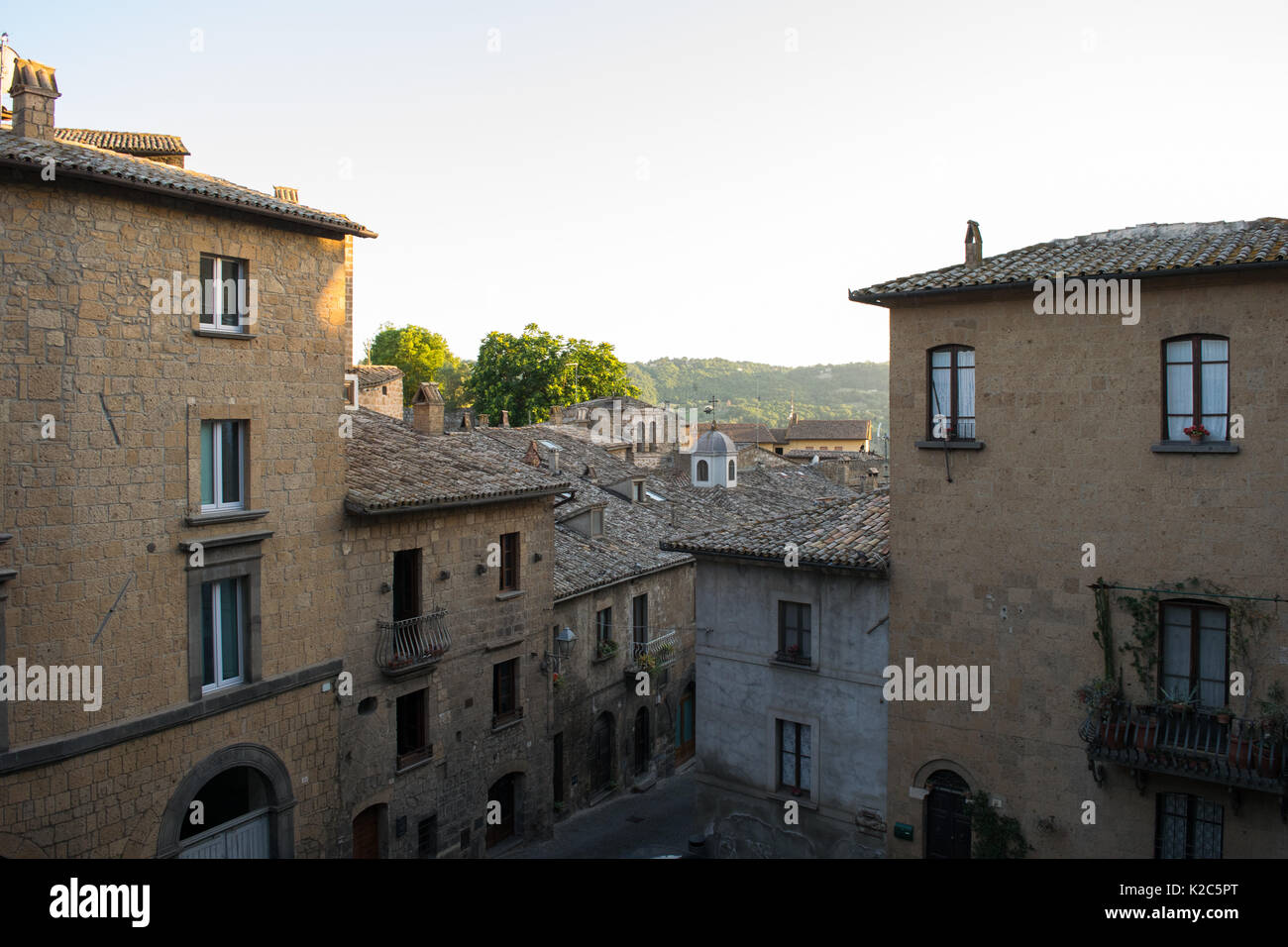 Les vieilles maisons, les bâtiments et les rues dans la paisible ville d'Orvieto, Ombrie, Italie. Maisons en pierre, avec de vieux caractère médiéval et l'apparence Banque D'Images
