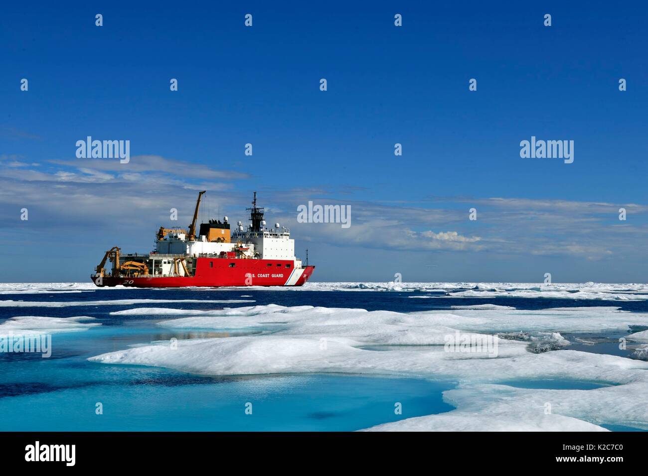 La Garde côtière des États-Unis de classe polaire coupe-brise-glace moyen USCGC Healy se trouve dans les eaux glacées de la mer de Chukchi pendant l'opération Bouclier arctique recherche scientifique 29 juillet 2017 Déploiement, près de Point Barrow, en Alaska. Banque D'Images