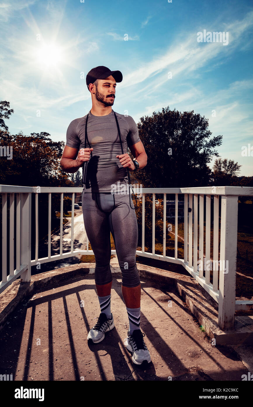 Les jeunes sportifs se reposant après la formation au pont et à la route. Banque D'Images