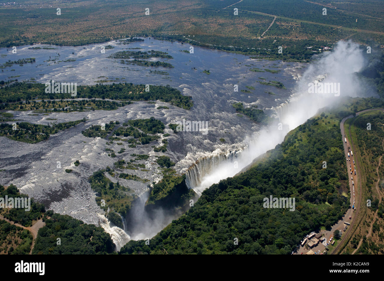 Vue Aérienne Vue panoramique des chutes Victoria en pleine force et pont de Victoria Falls en Zambie/Zimbabwe Banque D'Images