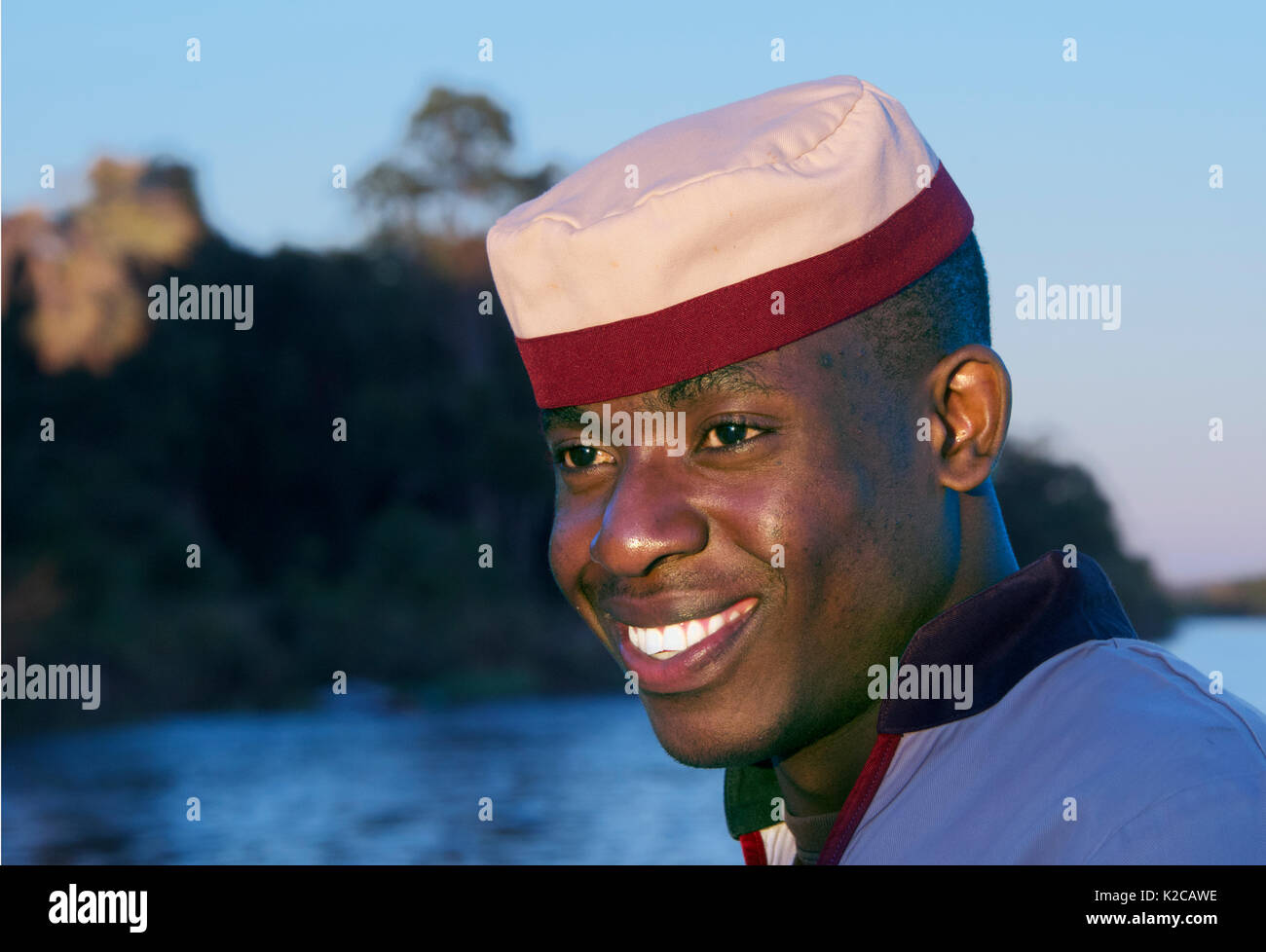 Portrait happy waiter Dame Croisière sur le fleuve Zambèze Livingstone en Zambie Banque D'Images