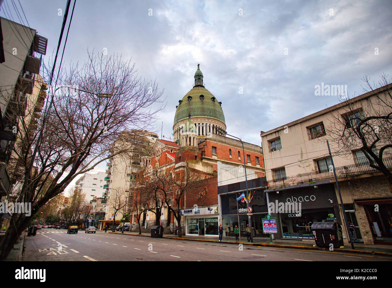 MONSERRAT, BUENOS AIRES, ARGENTINE. 29ème août. Ave Belgeano avec la Basilique de Santa Rosa de Lima à l'arrière. Banque D'Images