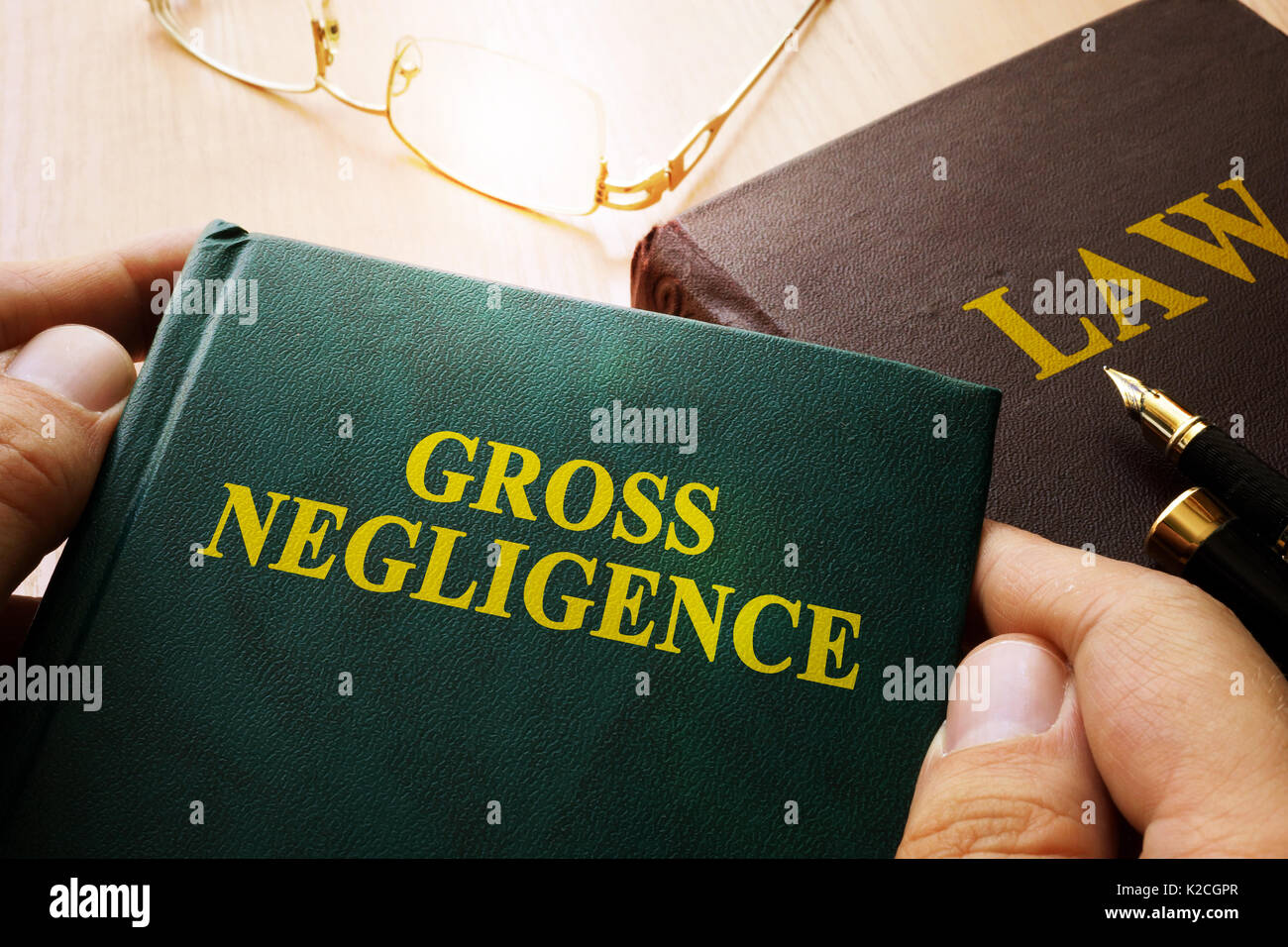 Homme tenant la négligence grave d'adresses. Banque D'Images