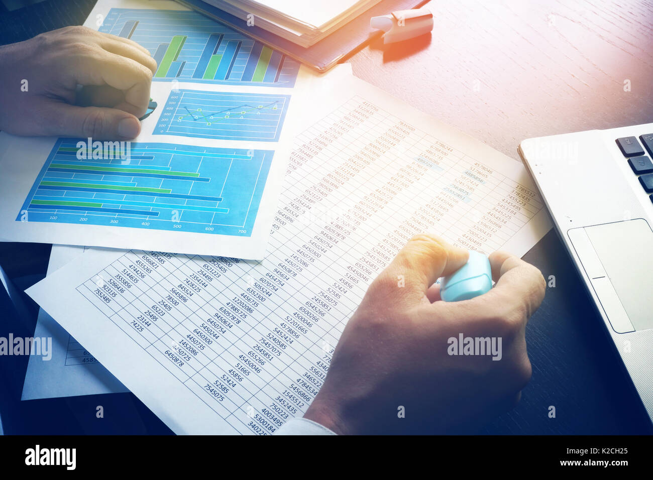 Concept L'analyse d'affaires. L'homme travaillant avec le rapport financier. Banque D'Images