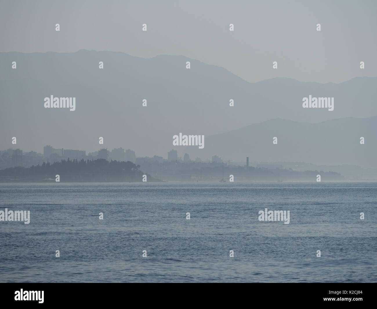 Un paysage pittoresque de la côte Croate enveloppé dans la brume d'été avec fond de montagne Banque D'Images