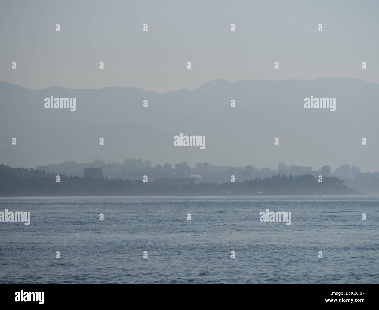 Un paysage pittoresque de la côte Croate enveloppé dans la brume d'été avec fond de montagne Banque D'Images