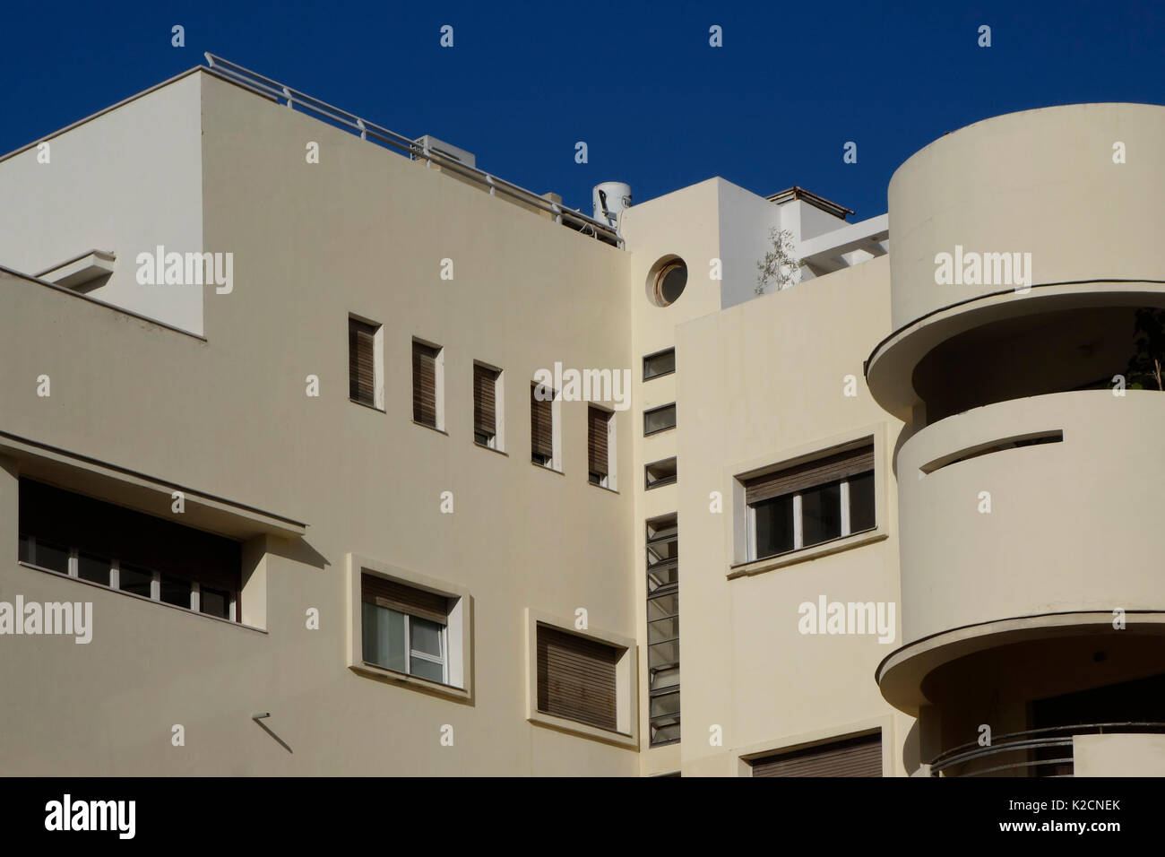 Un bâtiment rénové qui a été construit dans les années 1930 en style architecture Bauhaus situé sur la rue Ben Yehuda au centre-ville de Tel Aviv, Israël Banque D'Images