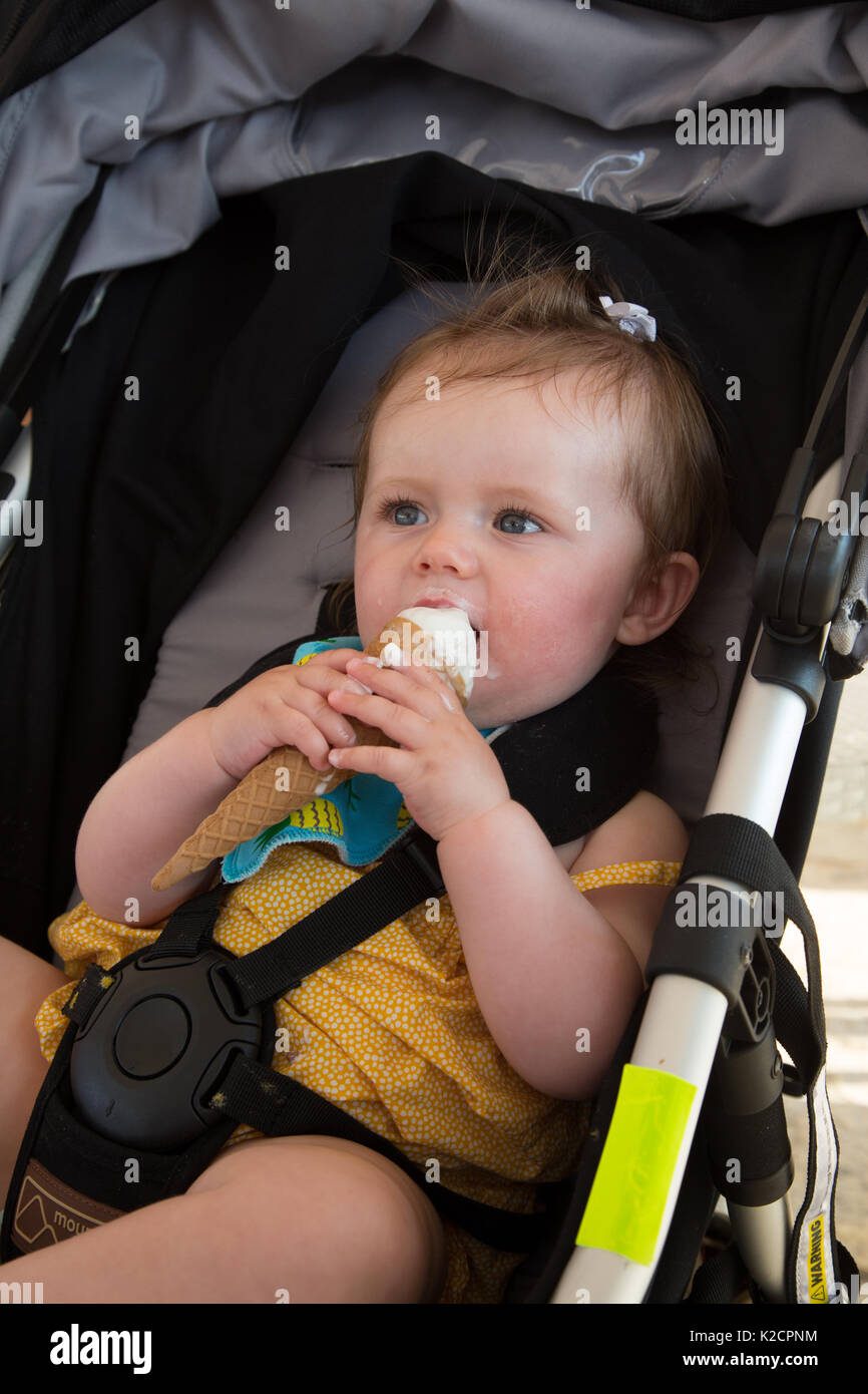 Bebe Fille De 10 Mois Qui Profite D Une Glace Tout En S Asseyant Dans Son Buggy Photo Stock Alamy