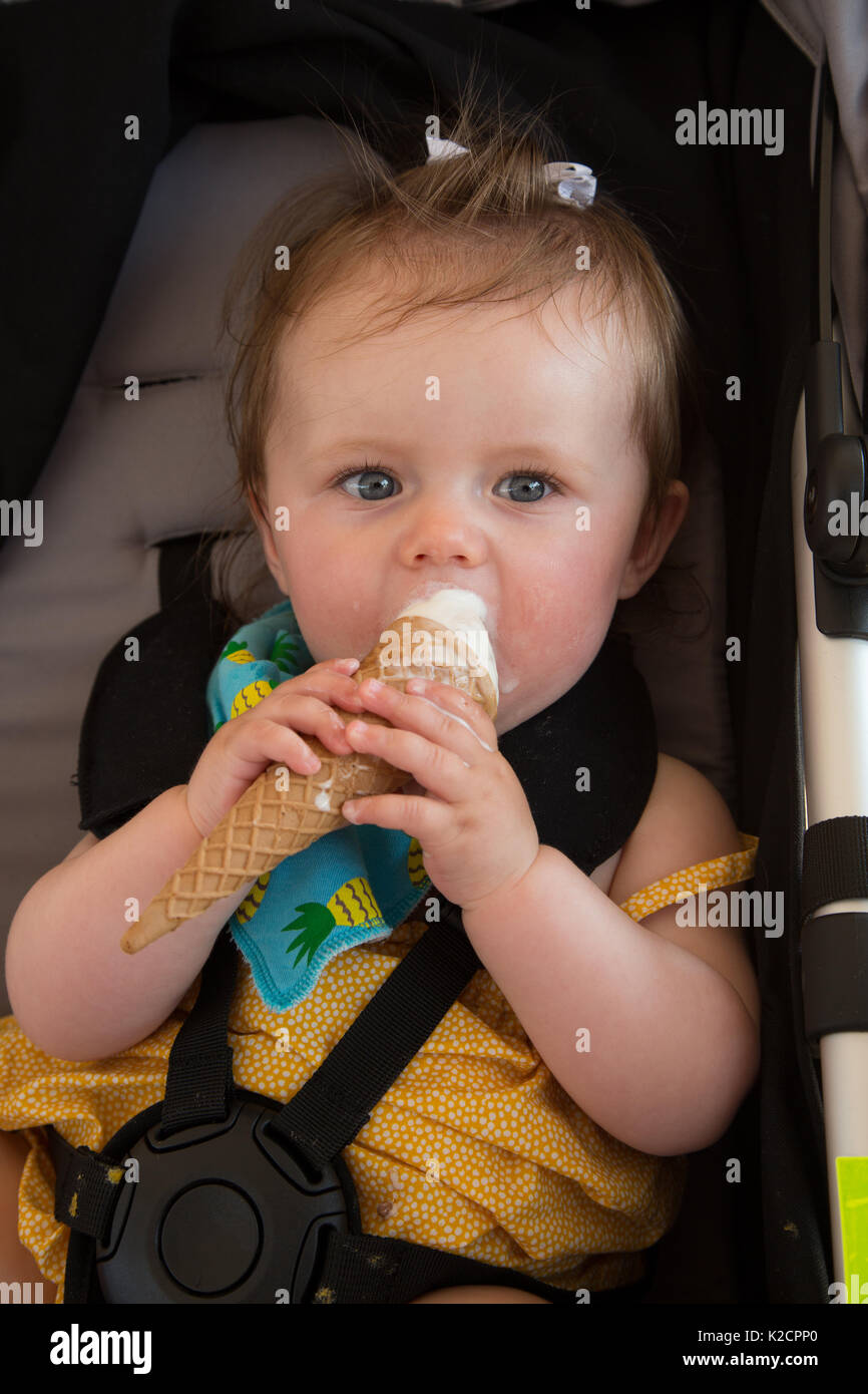 Bebe Fille De 10 Mois Qui Profite D Une Glace Tout En S Asseyant Dans Son Buggy Photo Stock Alamy