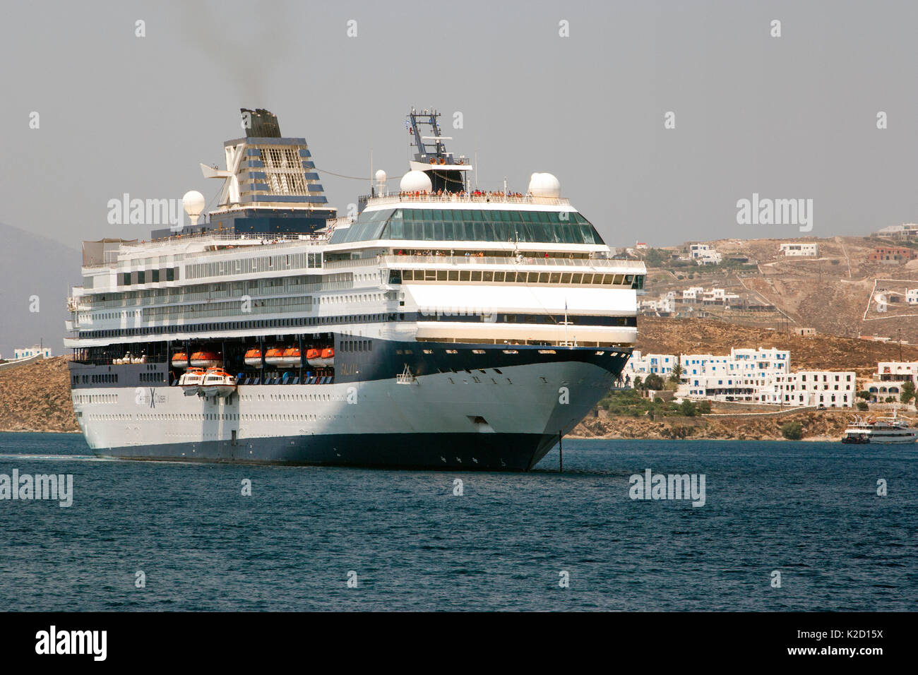 Navire de croisière Celebrity Cruises' 'ancrée à l'extérieur de la ville de Mykonos, puisqu'il est impossible d'entrer dans le port en raison de sa taille. L'île de Mykonos, Cyclades, Mer Égée, Grèce, Méditerranée, août 2007. Banque D'Images